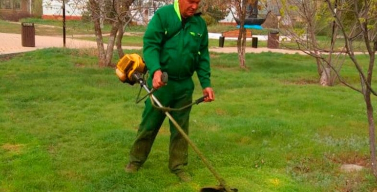 Городскими службами активно продолжаются сезонные работы по покосу травы в городе