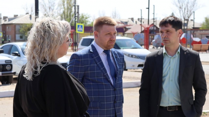 Глава города Александр Сиваков посетили новую прогулочную зону в городе Харабали