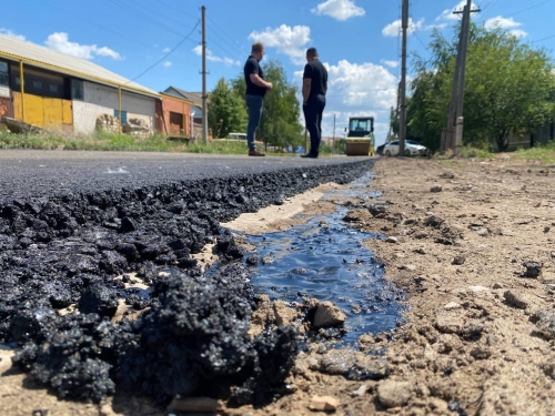 ​На ул. Ленина продолжается работа по укладке асфальтового покрытия
