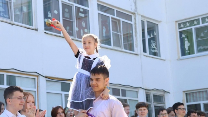 ​В школах Ахтубинска прозвенели последние звонки