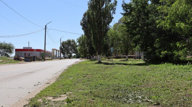 ​На городских улицах продолжается покос растительности