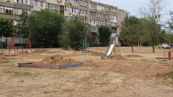 ​На детские площадки города коммунальная служба администрации привезла песок