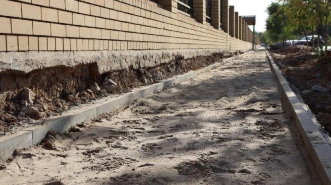 ​В парке "Летный" продолжается работа по строительству пешеходной дорожки