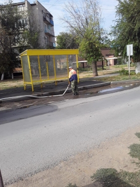 ​Ахтубинские коммунальные службы осуществляют влажную уборку автобусных остановок
