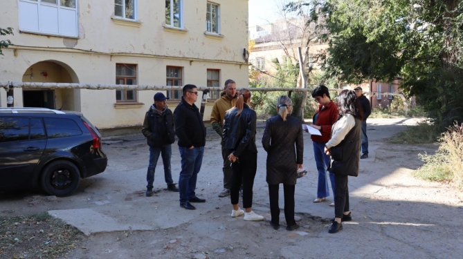 ​Специалисты мэрии продолжают осуществлять комиссионные выезды в многоквартирные дома, находящиеся в аварийном статусе.