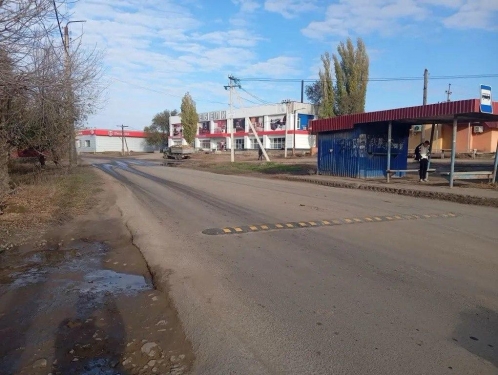 ​В Ахтубинске продолжаются работы по установке искусственных дорожных неровностей (ИДН), дорожных знаков, а также разметки на дорогах города.