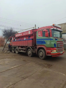 В Ахтубинск прибыла специализированная техника для устранения сложной ситуации с канализационными забоями на территории города.