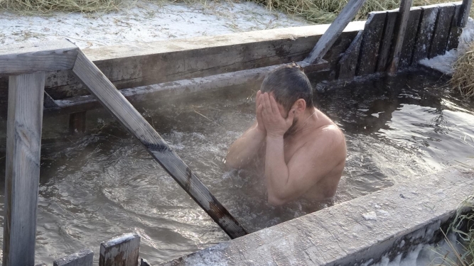 ​Роспотребнадзор информирует: рекомендации при купании в проруби в период праздника Крещения