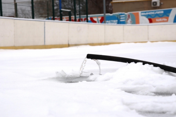 ​Специалисты МКУ "Чистый Город" проводят работы по заливке городского катка