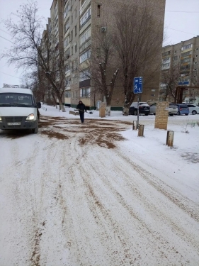 ​В Ахтубинске продолжают бороться с выпавшим снегом