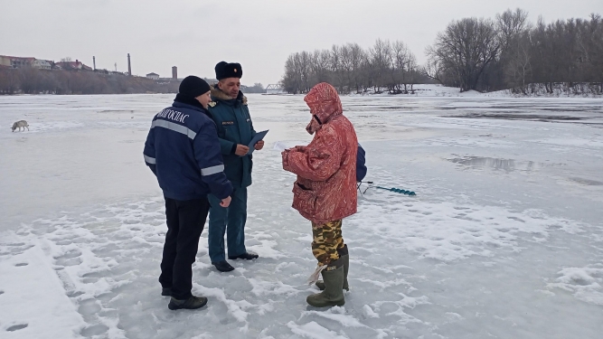 Выход на лёд в Астраханской области опасен