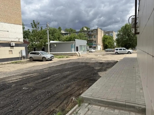 На улице Нестерова укладывают асфальт сплошным покрытием