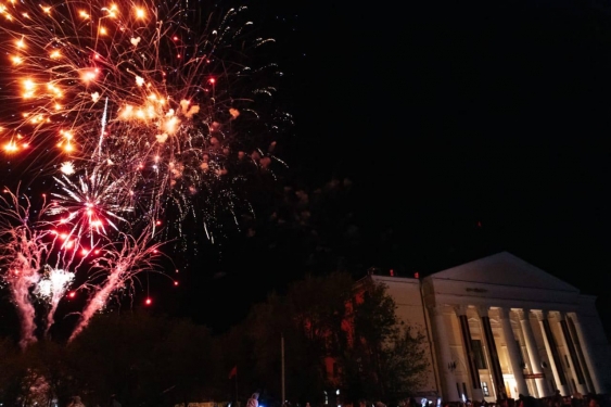 Вчера, 9 мая, вечернее небо в Ахтубинске  озарили яркие вспышки  праздничного салюта в честь Дня Победы!