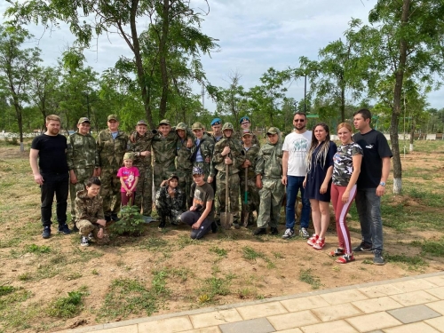 Сотрудники муниципального образования "Город Ахтубинск" совместно с воспитанниками военно-патриотического клуба "БРАТИШКА" посадили деревья в городском парке.